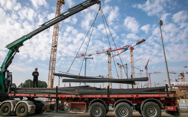 View of a costruction site in the central Israeli city of Be'er Ya'akov, February 22, 2022. (Yossi Aloni/Flash90) View of a costruction site in the central Israeli city of Be'er Ya'akov, February 22, 2022. (Yossi Aloni/Flash90)
