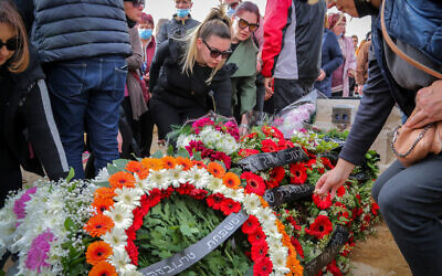 Friend and family attend the funeral of Roman Brodsky who was shot dead as he traveled in a convoy outside of Kyiv, at the cemetery in Arad, southern Israel, on March 6, 2022. (Flash90)