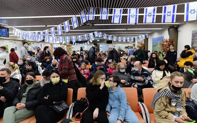 Immigrants fleeing from Ukraine wait at the Israeli immigration and absorption office at Ben Gurion Airport, on March 15, 2022. (Tomer Neuberg/Flash90)