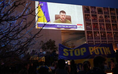 Demonstrators protest against the Russian invasion to the Ukraine, to attend a televised video address by Ukraine's President Volodymyr Zelensky in Tel Aviv on March 20, 2022. (Chen Leopold/Flash90)