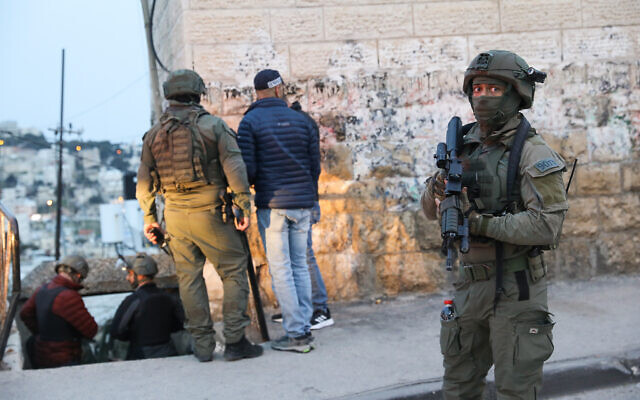 Israeli security forces at the scene of a suspected stabbing attack in East Jerusalem's Ras al-Amud, March 20, 2022. (Noam Revkin Fenton/Flash90) Israeli security forces at the scene of a suspected stabbing attack in East Jerusalem's Ras al-Amud, March 20, 2022. (Noam Revkin Fenton/Flash90)