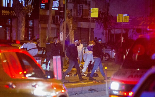 Israeli security forces at the scene of a shooting attack in Hadera, March 27, 2022. (Flash90) Israeli security forces at the scene of a shooting attack in Hadera, March 27, 2022. (Flash90)