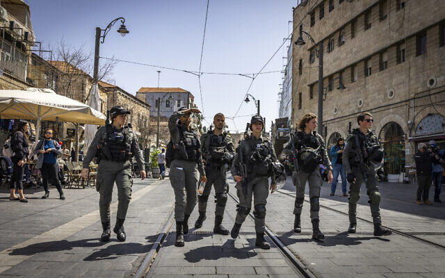 Police forces patrol at the Mahane Yehuda market in Jerusalem, March 30,2022. (Olivier Fitoussi/Flash90) Police forces patrol at the Mahane Yehuda market in Jerusalem, March 30,2022. (Olivier Fitoussi/Flash90)