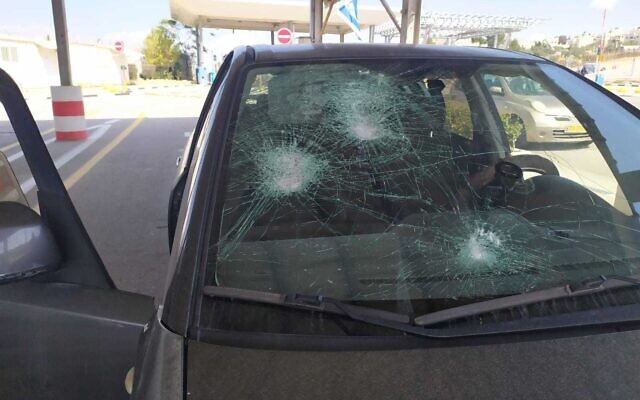 A car damaged by rocks thrown on Route 446 near the West Bank town of Ni'lin, March 22, 2022 (Courtesy) A car damaged by rocks thrown on Route 446 near the West Bank town of Ni'lin, March 22, 2022 (Courtesy)