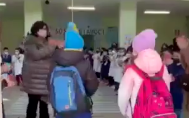 Ukrainian refugees are met with applause upon their arrival to a school in Italy in March 2022. (Screen capture/Twitter) Ukrainian refugees are met with applause upon their arrival to a school in Italy in March 2022. (Screen capture/Twitter)
