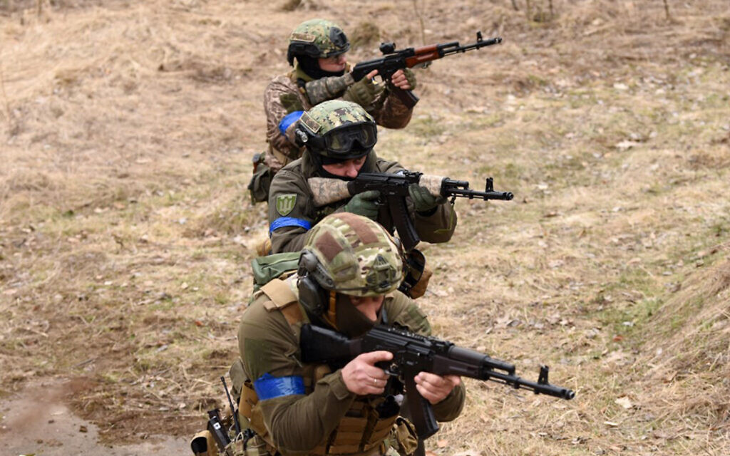 Members of the Ukrainian Territorial Defense Forces take part in tactical exercises near the western Ukrainian city of Lviv on March 16, 2022. (Yuriy Dyachyshyn/AFP)