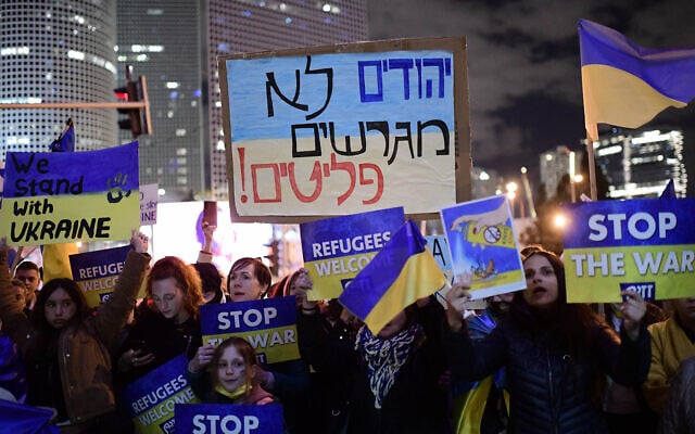 Demonstrators protest against the Russian invasion of Ukraine, in Tel Aviv on March 12, 2022. The sign says, "Jews do not expel refugees." (Tomer Neuberg/Flash90) Demonstrators protest against the Russian invasion of Ukraine, in Tel Aviv on March 12, 2022. The sign says, "Jews do not expel refugees." (Tomer Neuberg/Flash90)