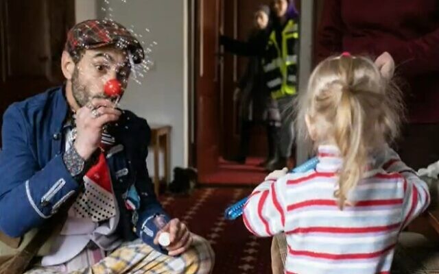 Israeli medical clown Gad Nevo works with refugee children on the Ukraine border (Screencapture/ Channel 12) Israeli medical clown Gad Nevo works with refugee children on the Ukraine border (Screencapture/ Channel 12)
