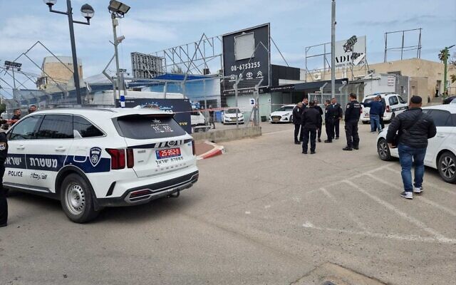 Police at the scene of a suspected underworld attempted assassination in Ashkelon, March 20, 2022. (Israel Police) Police at the scene of a suspected underworld attempted assassination in Ashkelon, March 20, 2022. (Israel Police)