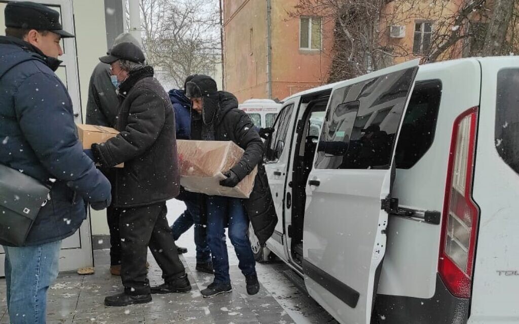Goods purchased with the help of Kherson region Chief Rabbi Yosef Wolff in Russian-controlled Crimea are unloaded at the synagogue in Russian-occupied Kherson on the Black Sea, March 10, 2022. (Courtesy) Goods purchased with the help of Kherson region Chief Rabbi Yosef Wolff in Russian-controlled Crimea are unloaded at the synagogue in Russian-occupied Kherson on the Black Sea, March 10, 2022. (Courtesy)