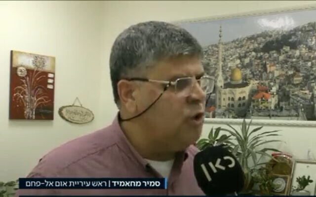 Umm al-Fahm mayor Samir Subhi Mahameed announces his resignation live on television, on March 31, 2022. (Screenshot/Kan public broadcaster)