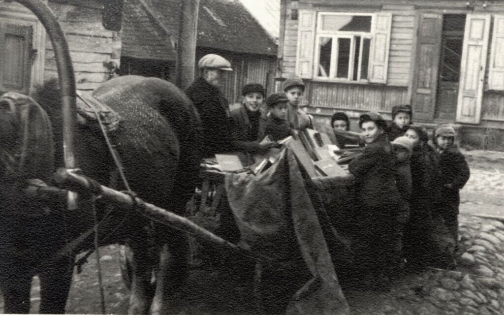 Jewish youth collect books in the Kaunas Ghetto, 1942 (Yad Vashem) Jewish youth collect books in the Kaunas Ghetto, 1942 (Yad Vashem)