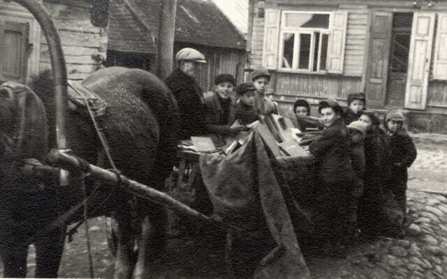 Jewish youth collect books in the Kaunas Ghetto, 1942 (Yad Vashem)