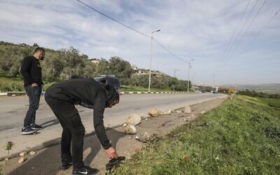 Palestinian men check blood stains left on the ground in the area where Israeli security forces reportedly killed three Islamic Jihad gunmen when they came under fire, on April 2, 2022, near the northern West Bank city of Jenin. (JAAFAR ASHTIYEH / AFP) Palestinian men check blood stains left on the ground in the area where Israeli security forces reportedly killed three Islamic Jihad gunmen when they came under fire, on April 2, 2022, near the northern West Bank city of Jenin. (JAAFAR ASHTIYEH / AFP)