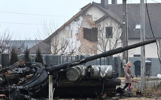A local resident walks past a destroyed Russian tank in Dmytrivka, west of Kyiv, undated (Genya SAVILOV / AFP) A local resident walks past a destroyed Russian tank in Dmytrivka, west of Kyiv, undated (Genya SAVILOV / AFP)