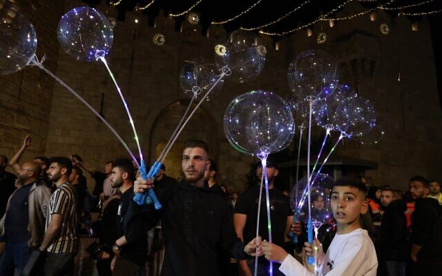 Palestinians sell balloons outside the Damascus gate in Jerusalem's Old City on April 2, 2022, on the first day of the holy Muslim month of Ramadan. (Photo by Menahem KAHANA / AFP) Palestinians sell balloons outside the Damascus gate in Jerusalem's Old City on April 2, 2022, on the first day of the holy Muslim month of Ramadan. (Photo by Menahem KAHANA / AFP)