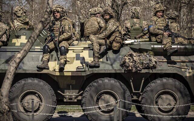 Ukrainian soldiers sit on a armored military vehicle in the city of Severodonetsk, Donbas region, on April 7, 2022. (FADEL SENNA / AFP) Ukrainian soldiers sit on a armored military vehicle in the city of Severodonetsk, Donbas region, on April 7, 2022. (FADEL SENNA / AFP)