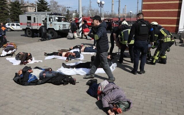 Emergency personnel walk among injured people lying on the platform in the aftermath of a rocket attack on the railway station in the eastern city of Kramatorsk, in the Donbass region on April 8, 2022. (Anatolii STEPANOV / AFP) Emergency personnel walk among injured people lying on the platform in the aftermath of a rocket attack on the railway station in the eastern city of Kramatorsk, in the Donbass region on April 8, 2022. (Anatolii STEPANOV / AFP)
