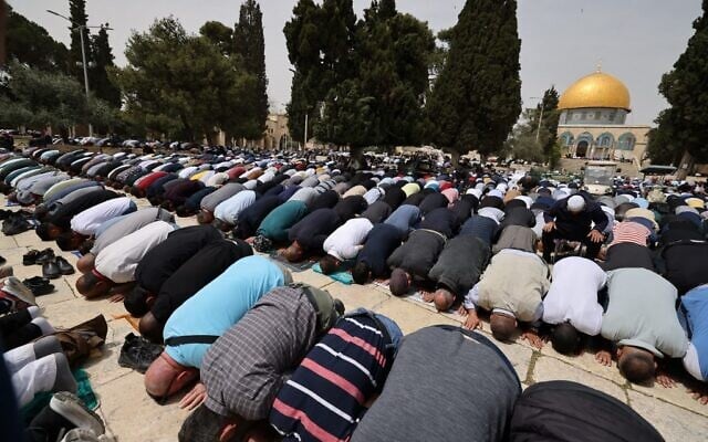 Worshippers attend Ramadan Friday prayers in the Old City of Jerusalem on April 8, 2022. (AHMAD GHARABLI/AFP) Worshippers attend Ramadan Friday prayers in the Old City of Jerusalem on April 8, 2022. (AHMAD GHARABLI/AFP)