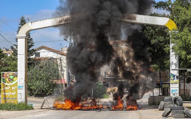 Tires are set aflame at an entrance to the Palestinian refugee camp of Jenin in the West Bank on April 9, 2022 (JAAFAR ASHTIYEH / AFP) Tires are set aflame at an entrance to the Palestinian refugee camp of Jenin in the West Bank on April 9, 2022 (JAAFAR ASHTIYEH / AFP)