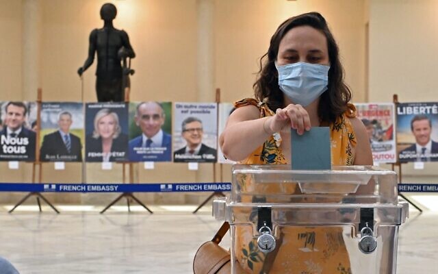 A French national living in India casts her vote in the first round of the country's presidential elections at the French embassy in New Delhi on April 10, 2022 (Sajjad HUSSAIN / AFP) A French national living in India casts her vote in the first round of the country's presidential elections at the French embassy in New Delhi on April 10, 2022 (Sajjad HUSSAIN / AFP)