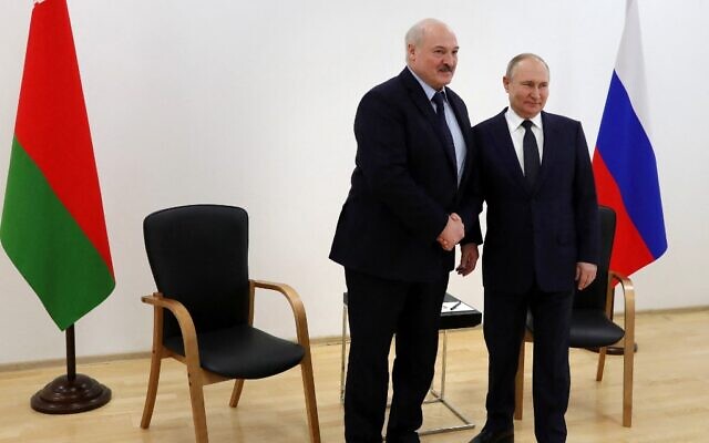 Russia's President Vladimir Putin (R) shakes hands with Belarus President Alexander Lukashenko during a meeting on April 12, 2022. (Mikhail KLIMENTYEV / Sputnik / AFP) Russia's President Vladimir Putin (R) shakes hands with Belarus President Alexander Lukashenko during a meeting on April 12, 2022. (Mikhail KLIMENTYEV / Sputnik / AFP)