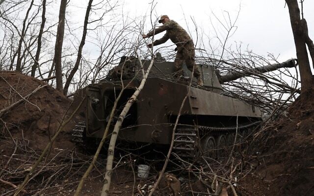 A Ukrainian artilleryman removes branches from a tank on the front line near Lysychansk in the Luhansk region on April 12, 2022. (Anatolii Stepanov / AFP) A Ukrainian artilleryman removes branches from a tank on the front line near Lysychansk in the Luhansk region on April 12, 2022. (Anatolii Stepanov / AFP)