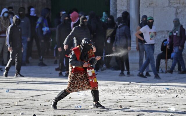 Palestinians clash with Israeli security forces at the Temple Mount in Jerusalem's Old City on April 15, 2022. (Ahmad Gharabli/AFP) Palestinians clash with Israeli security forces at the Temple Mount in Jerusalem's Old City on April 15, 2022. (Ahmad Gharabli/AFP)