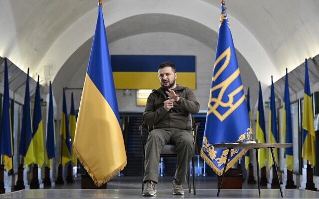Ukrainian President Volodymyr Zelensky addresses a press conference with international media in an underground metro station in Kyiv on April 23, 2022 (Genya SAVILOV / AFP)