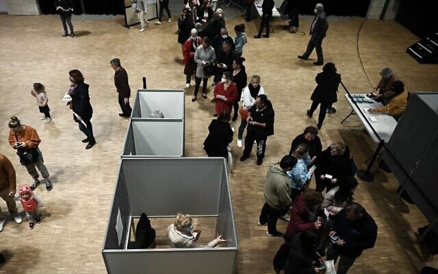 Voters line up to cast their vote during the second round of France's presidential election in Creon, some 20 kilometers (about 12.5 miles) from Bordeaux, southwestern France, on April 24, 2022. (Philippe LOPEZ / AFP) Voters line up to cast their vote during the second round of France's presidential election in Creon, some 20 kilometers (about 12.5 miles) from Bordeaux, southwestern France, on April 24, 2022. (Philippe LOPEZ / AFP)