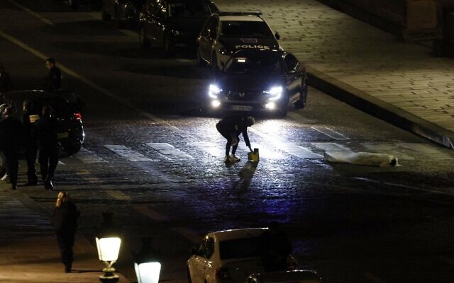 Police officers investigate the site where two people were shot by police in Paris on April 25, 2022. (Ludovic MARIN / AFP) Police officers investigate the site where two people were shot by police in Paris on April 25, 2022. (Ludovic MARIN / AFP)