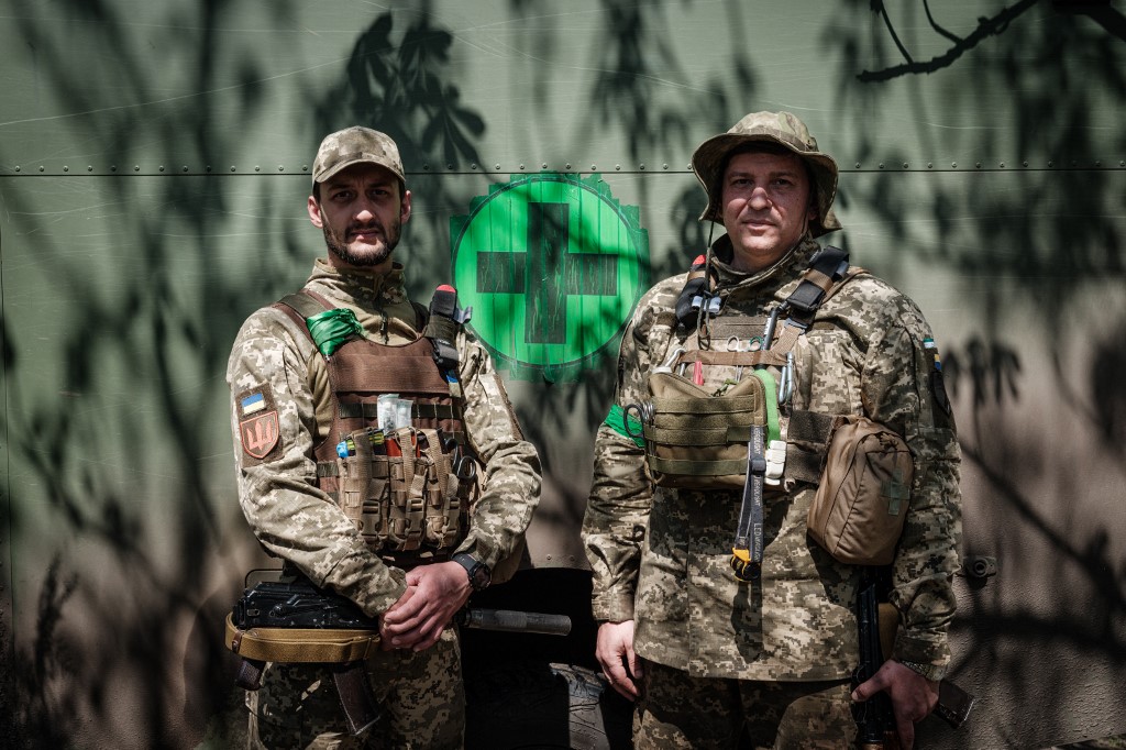 Kokrak pornosini kesib tashlang Seks yigit uxlayotgan qizlarni birma-bir sikadi