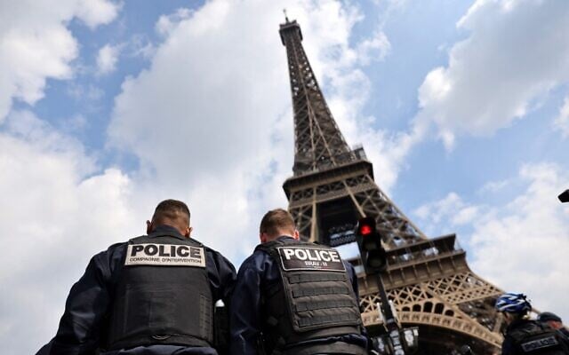 Police officers are seen in front of the Eiffel Tower during a large police operation around the Eiffel Tower area in Paris, on April 26, 2022. (Photo by Thomas COEX / AFP) Police officers are seen in front of the Eiffel Tower during a large police operation around the Eiffel Tower area in Paris, on April 26, 2022. (Photo by Thomas COEX / AFP)
