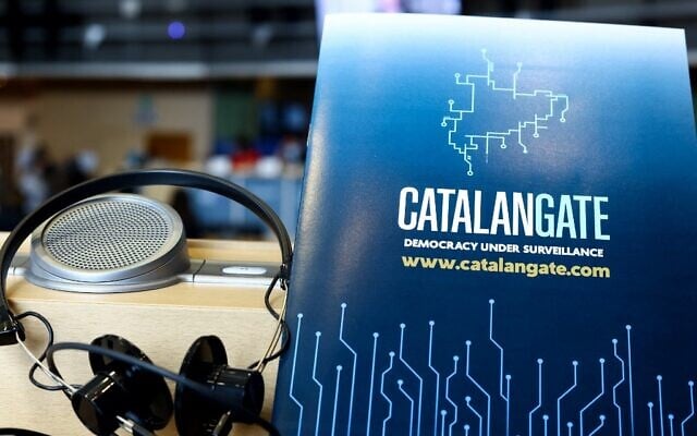 Photo taken on April 19, 2022 at the EU Parliament in Brussels shows a document entitled, 'Catalangate democracy under surveillance.' (Kenzo TRIBOUILLARD / AFP) Photo taken on April 19, 2022 at the EU Parliament in Brussels shows a document entitled, 'Catalangate democracy under surveillance.' (Kenzo TRIBOUILLARD / AFP)