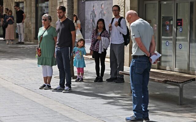 Israelis stand in silence in Jerusalem on April 28, 2022 as sirens wail across Israel for two minutes marking the annual Holocaust Martyrs' and Heroes Remembrance Day (Menahem KAHANA / AFP)