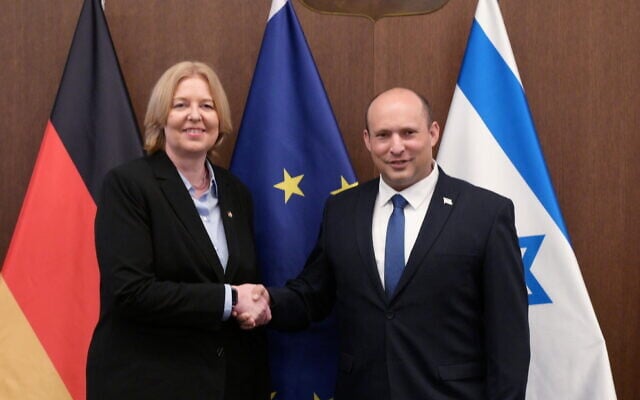 Prime Minister Naftali Bennett (R) meets with German Bundestag President Barbel Bas at his office in Jerusalem, April 27, 2022. (Amos Ben Gershom/GPO) Prime Minister Naftali Bennett (R) meets with German Bundestag President Barbel Bas at his office in Jerusalem, April 27, 2022. (Amos Ben Gershom/GPO)