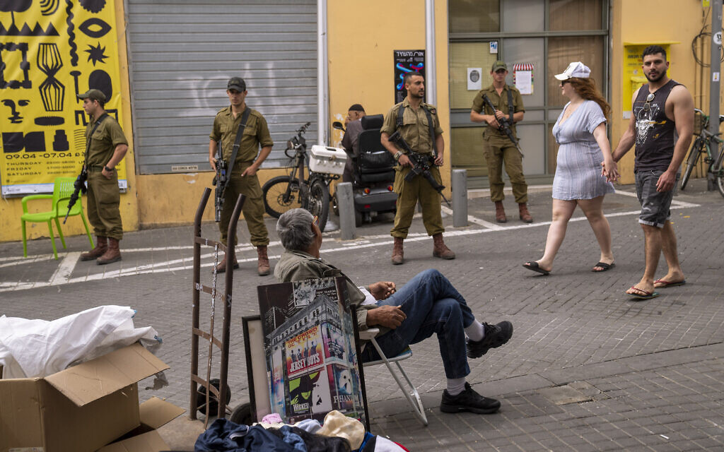 Israeli soldiers stand guard as security forces are on high alert following recent deadly terror attacks, in Tel Aviv, April 8, 2022 (AP Photo/Oded Balilty)