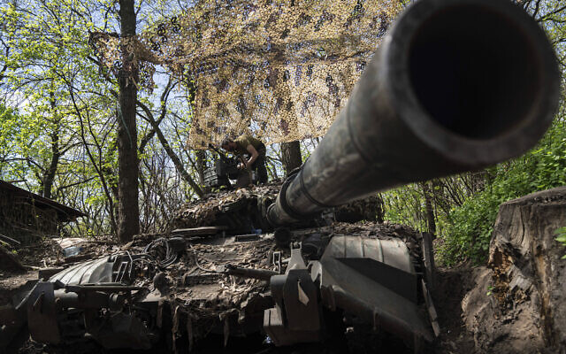 Ukrainian serviceman install a machine gun on the tank during the repair works after fighting against Russian forces in Donetsk region, eastern Ukraine, April 27, 2022. (AP Photo/Evgeniy Maloletka) Ukrainian serviceman install a machine gun on the tank during the repair works after fighting against Russian forces in Donetsk region, eastern Ukraine, April 27, 2022. (AP Photo/Evgeniy Maloletka)