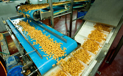 A factory producing Bamba in Sderot on May 8, 2014. (Moshe Shai/Flash90)