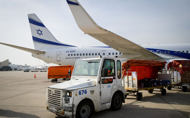 Workers load packages of Israeli humanitarian aid for Ukraine onto El Al aircraft, at Ben Gurion airport in Tel Aviv, on March 1, 2022. (Avshalom Sassoni/Flash90) Workers load packages of Israeli humanitarian aid for Ukraine onto El Al aircraft, at Ben Gurion airport in Tel Aviv, on March 1, 2022. (Avshalom Sassoni/Flash90)