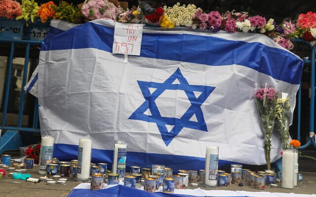 Candles at the scene of a terror attack on Dizengoff Street, Tel Aviv, April 8, 2022 (Noam Revkin Fenton/Flash90) Candles at the scene of a terror attack on Dizengoff Street, Tel Aviv, April 8, 2022 (Noam Revkin Fenton/Flash90)
