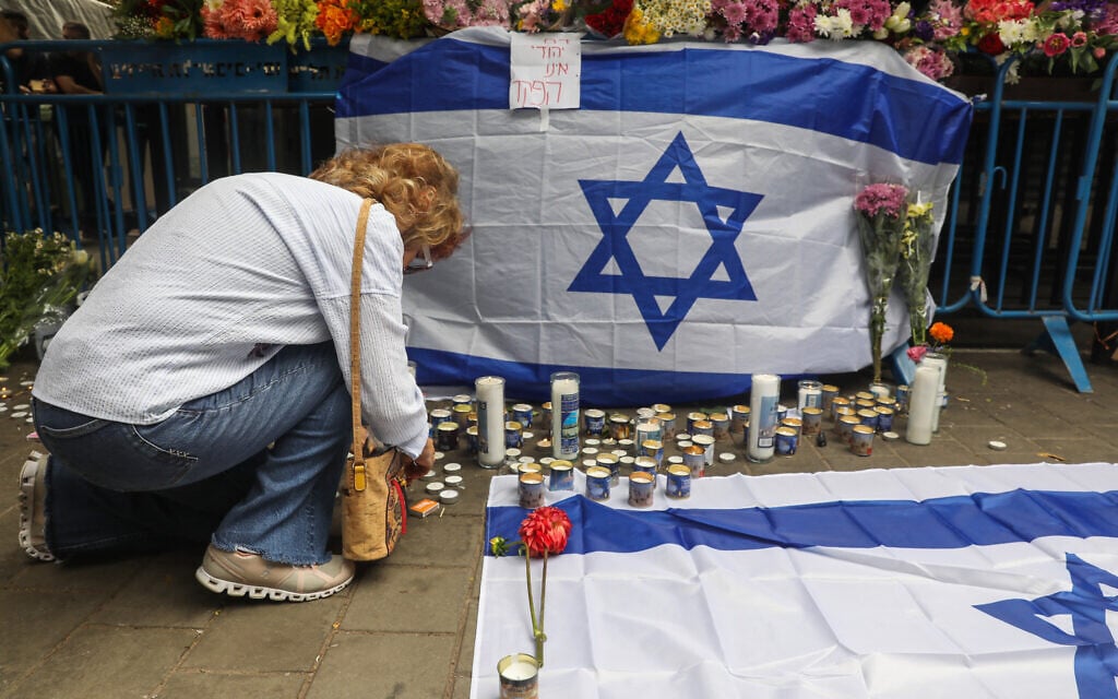 Candles at the scene of a terror attack on Dizengoff Street, Tel Aviv, April 8, 2022 (Noam Revkin Fenton/Flash90)