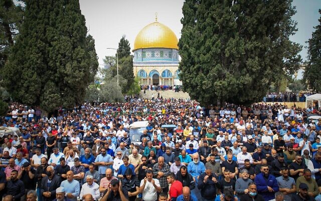 Thousands of Muslim worshipers attend the first Friday prayers during the month of Ramadan at the Temple Mount complex in Jerusalem's Old City, Friday, April 8, 2022. (Sliman Khader/Flash90) Thousands of Muslim worshipers attend the first Friday prayers during the month of Ramadan at the Temple Mount complex in Jerusalem's Old City, Friday, April 8, 2022. (Sliman Khader/Flash90)