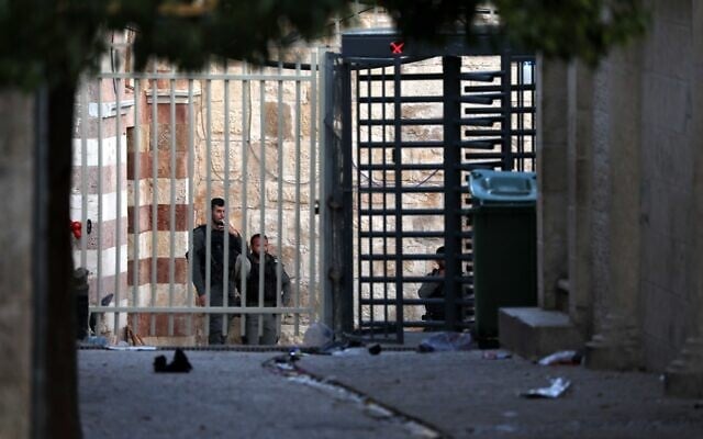 Israeli Border Police officers at the scene of a stabbing attack, in the West Bank city of Hebron on April 10, 2022. (Wisam Hashlamoun/Flash90) Israeli Border Police officers at the scene of a stabbing attack, in the West Bank city of Hebron on April 10, 2022. (Wisam Hashlamoun/Flash90)