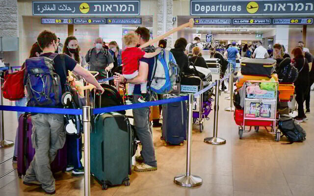 Departing travellers at Ben Gurion Airport ahead of the Jewish holiday of Passover, April 14, 2022. (Avshalom Sassoni/FLASH90)