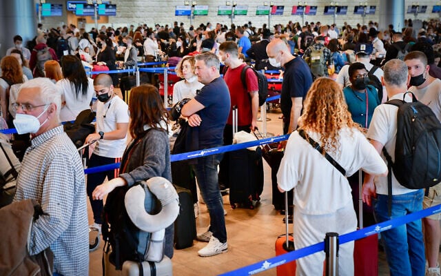 Departing travellers at Ben Gurion Airport ahead of the Jewish holiday of Passover, April 14, 2022. (Avshalom Sassoni/FLASH90)