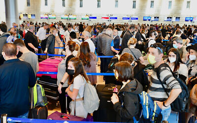 Departing travelers at Ben Gurion Airport ahead of Passover, April 14, 2022. (Avshalom Sassoni/FLASH90)
