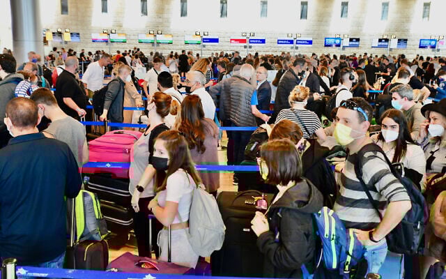 Departing travelers at Ben Gurion Airport ahead of Passover, April 14, 2022. (Avshalom Sassoni/FLASH90)