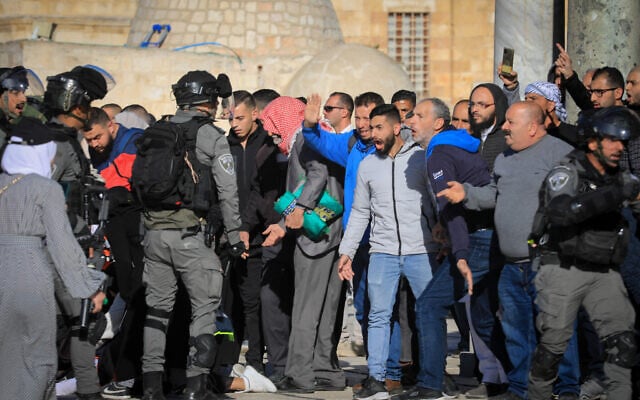 Palestinian protesters face off against Israeli security forces during clashes at the Al-Aqsa mosque compound, atop the Temple Mount in Jerusalem's Old City on April 15, 2022. (Jamal Awad/Flash90) Palestinian protesters face off against Israeli security forces during clashes at the Al-Aqsa mosque compound, atop the Temple Mount in Jerusalem's Old City on April 15, 2022. (Jamal Awad/Flash90)