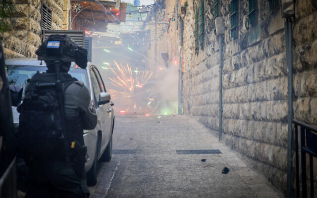Israeli police officers, during clashes outside the Al Aqsa Mosque, in Jerusalem's Old City on April 17, 2022. (Jamal Awad/ Flash90) Israeli police officers, during clashes outside the Al Aqsa Mosque, in Jerusalem's Old City on April 17, 2022. (Jamal Awad/ Flash90)